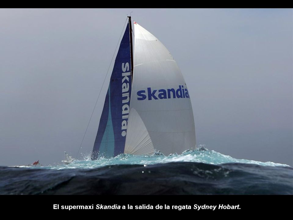 El supermaxi Skandia a la salida de la regata Sydney Hobart.