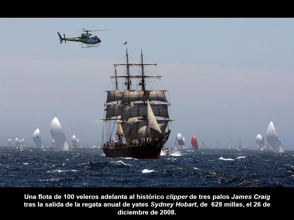 Una flota de 100 veleros adelanta al histórico clipper de tres palos James Craig tras la salida de la regata anual de yates Sydney Hobart, de 628 millas, el 26 de diciembre de 2008.