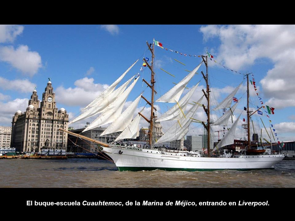 El buque-escuela Cuauhtemoc, de la Marina de Méjico, entrando en Liverpool.