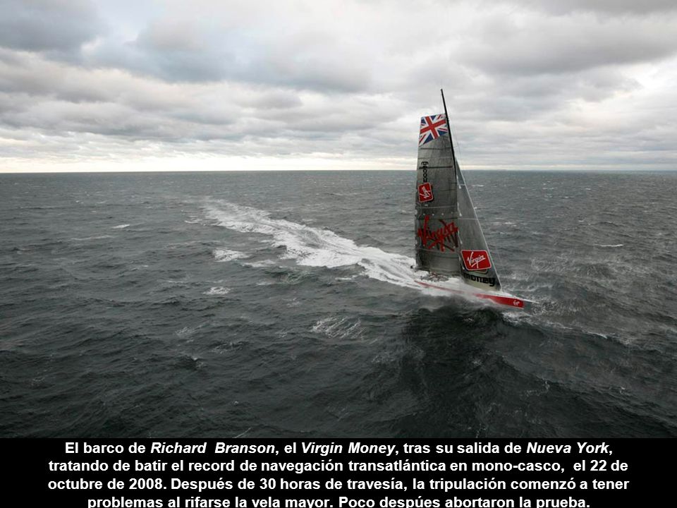 El barco de Richard Branson, el Virgin Money, tras su salida de Nueva York, tratando de batir el record de navegación transatlántica en mono-casco, el 22 de octubre de 2008.