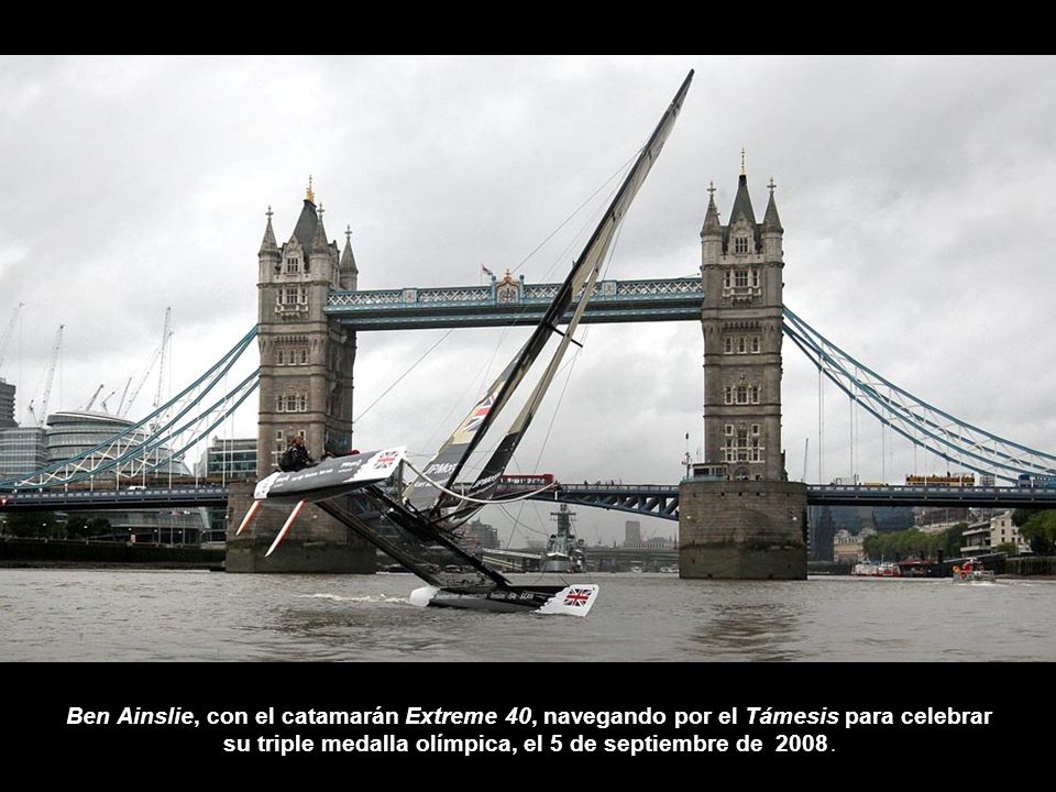 Ben Ainslie, con el catamarán Extreme 40, navegando por el Támesis para celebrar su triple medalla olímpica, el 5 de septiembre de