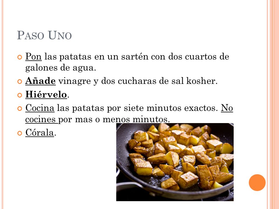 Paso Uno Pon las patatas en un sartén con dos cuartos de galones de agua. Añade vinagre y dos cucharas de sal kosher.