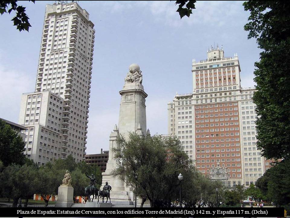 Plaza de España: Estatua de Cervantes, con los edificios Torre de Madrid (Izq) 142 m.