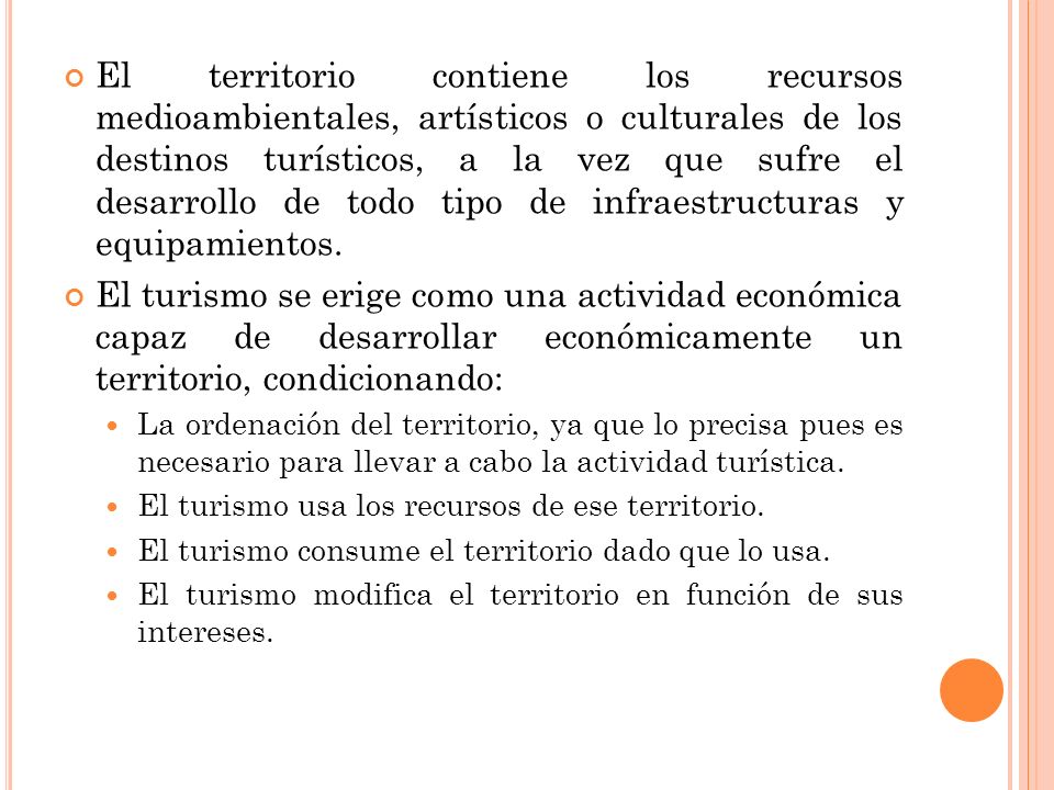 El territorio contiene los recursos medioambientales, artísticos o culturales de los destinos turísticos, a la vez que sufre el desarrollo de todo tipo de infraestructuras y equipamientos.