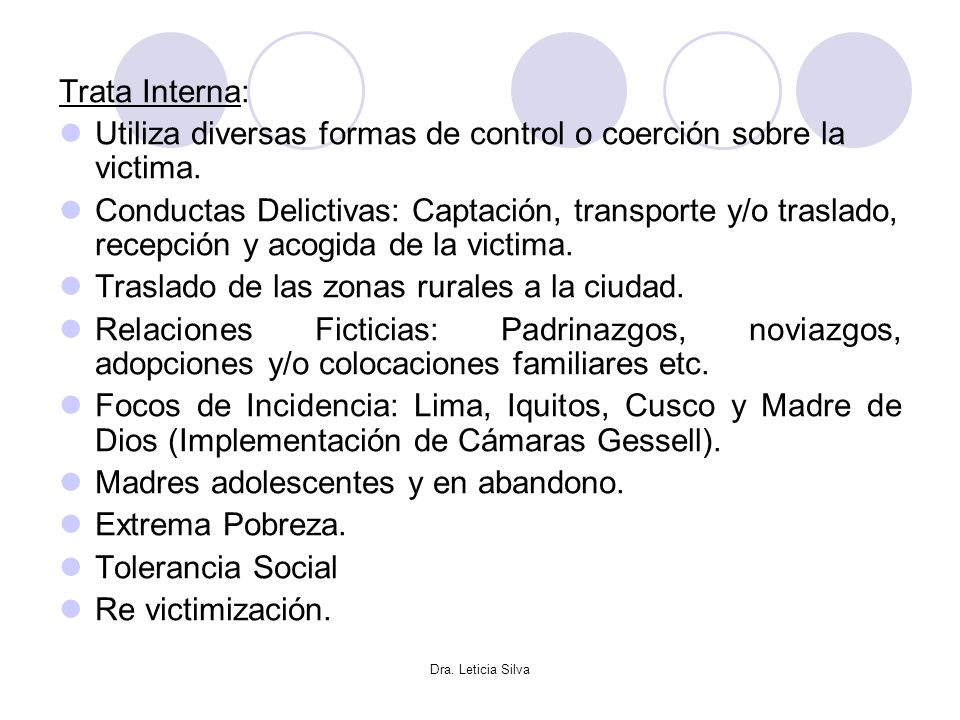 Utiliza diversas formas de control o coerción sobre la victima.