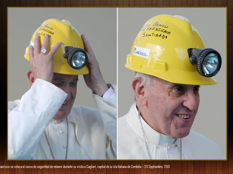 El papa Francisco se coloca el casco de seguridad de minero durante su visita a Cagliari, capital de la isla italiana de Cerdeña – 23 Septiembre, 2013