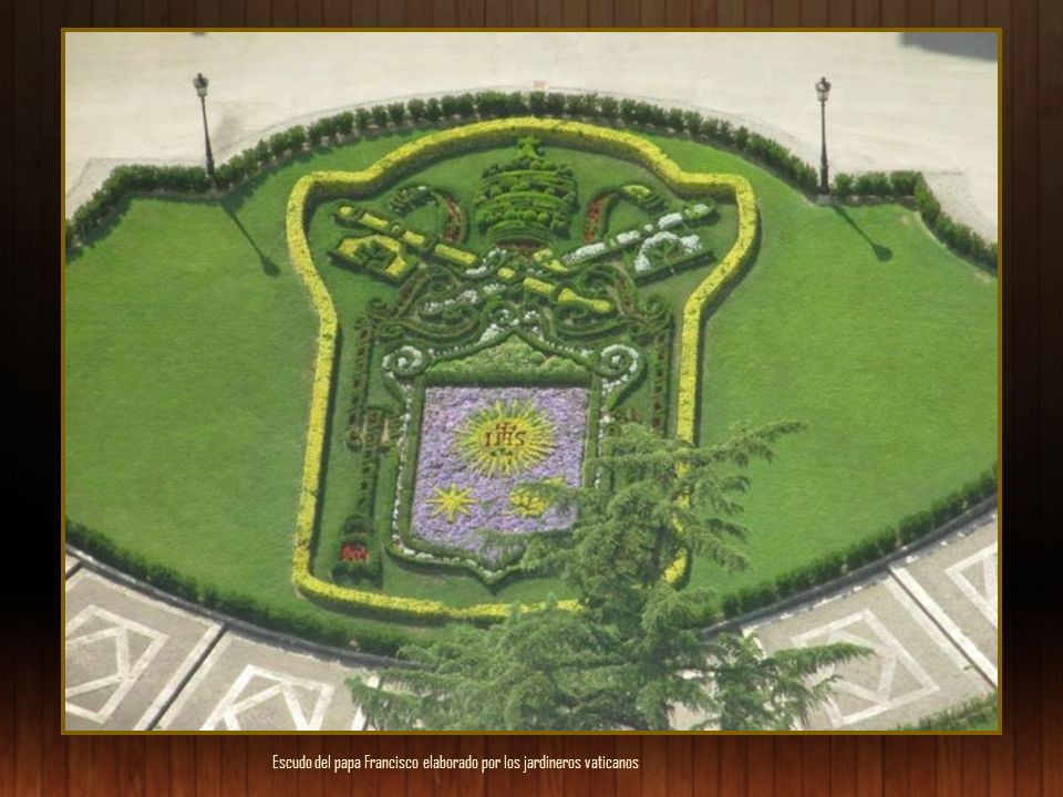 Escudo del papa Francisco elaborado por los jardineros vaticanos