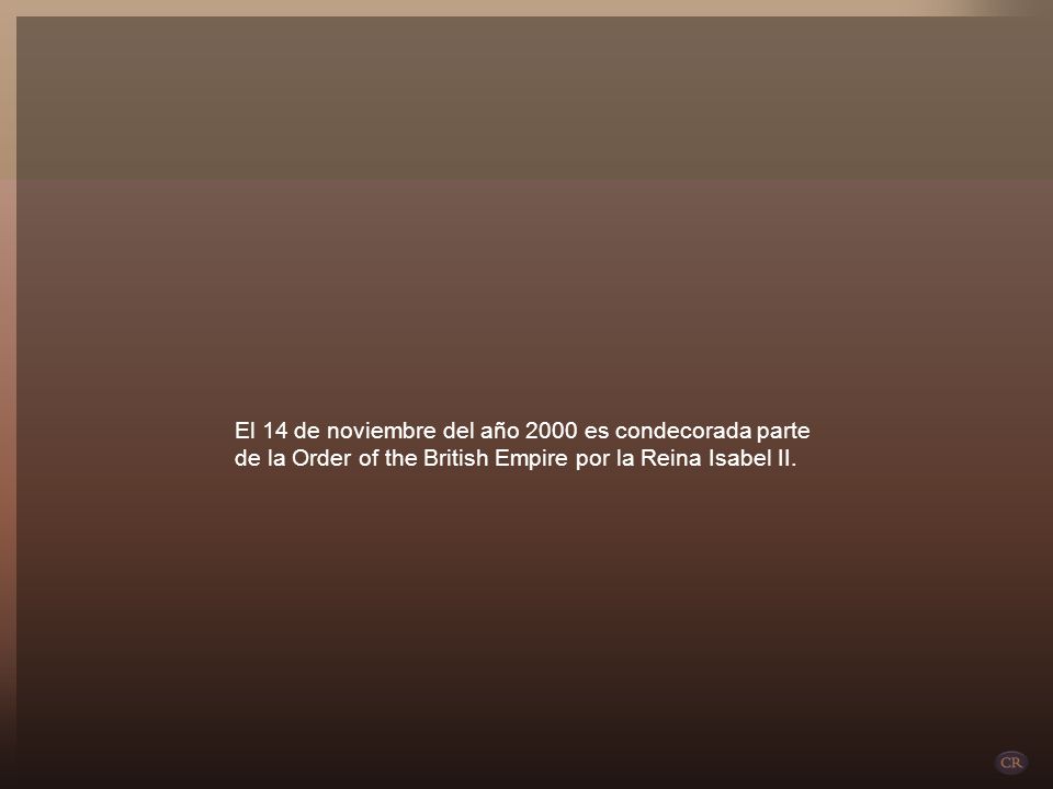 El 14 de noviembre del año 2000 es condecorada parte de la Order of the British Empire por la Reina Isabel II.