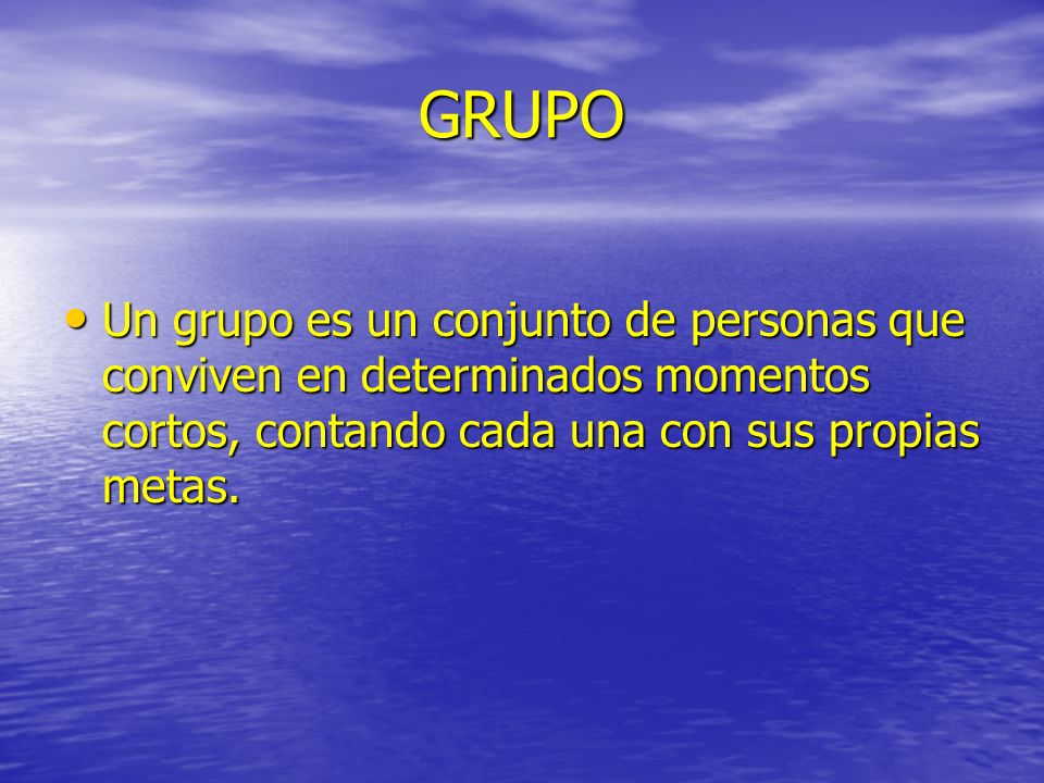 GRUPO Un grupo es un conjunto de personas que conviven en determinados momentos cortos, contando cada una con sus propias metas.