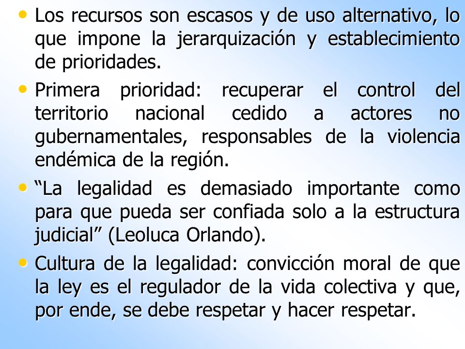 Los recursos son escasos y de uso alternativo, lo que impone la jerarquización y establecimiento de prioridades.