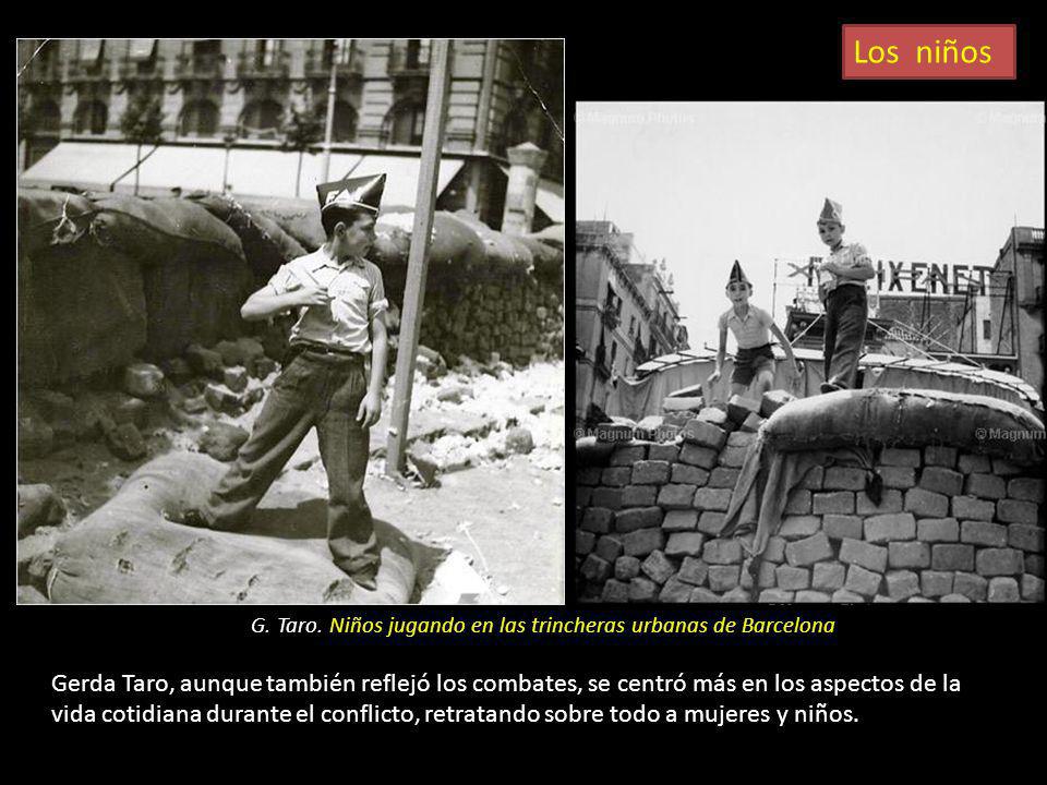 Los niños G. Taro. Niños jugando en las trincheras urbanas de Barcelona.