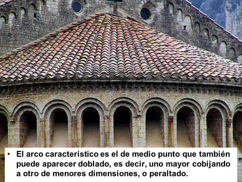 El arco característico es el de medio punto que también puede aparecer doblado, es decir, uno mayor cobijando a otro de menores dimensiones, o peraltado.