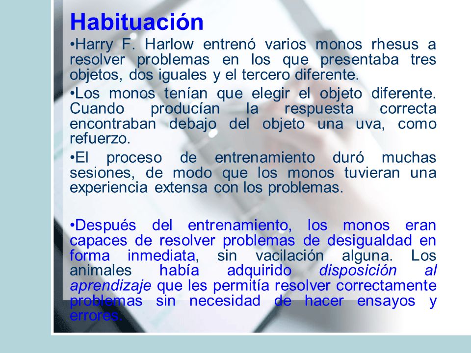 Habituación Harry F. Harlow entrenó varios monos rhesus a resolver problemas en los que presentaba tres objetos, dos iguales y el tercero diferente.