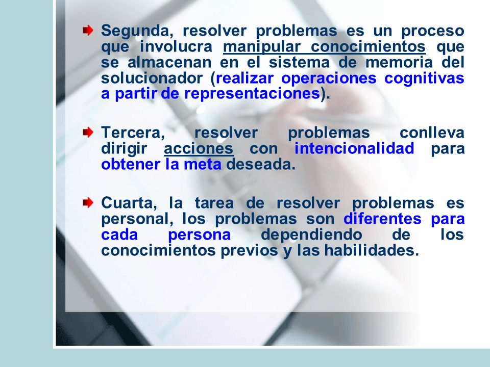 Segunda, resolver problemas es un proceso que involucra manipular conocimientos que se almacenan en el sistema de memoria del solucionador (realizar operaciones cognitivas a partir de representaciones).