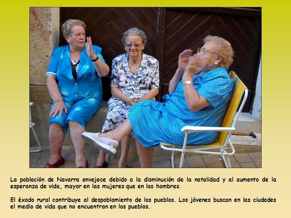 La población de Navarra envejece debido a la disminución de la natalidad y al aumento de la esperanza de vida, mayor en las mujeres que en los hombres.