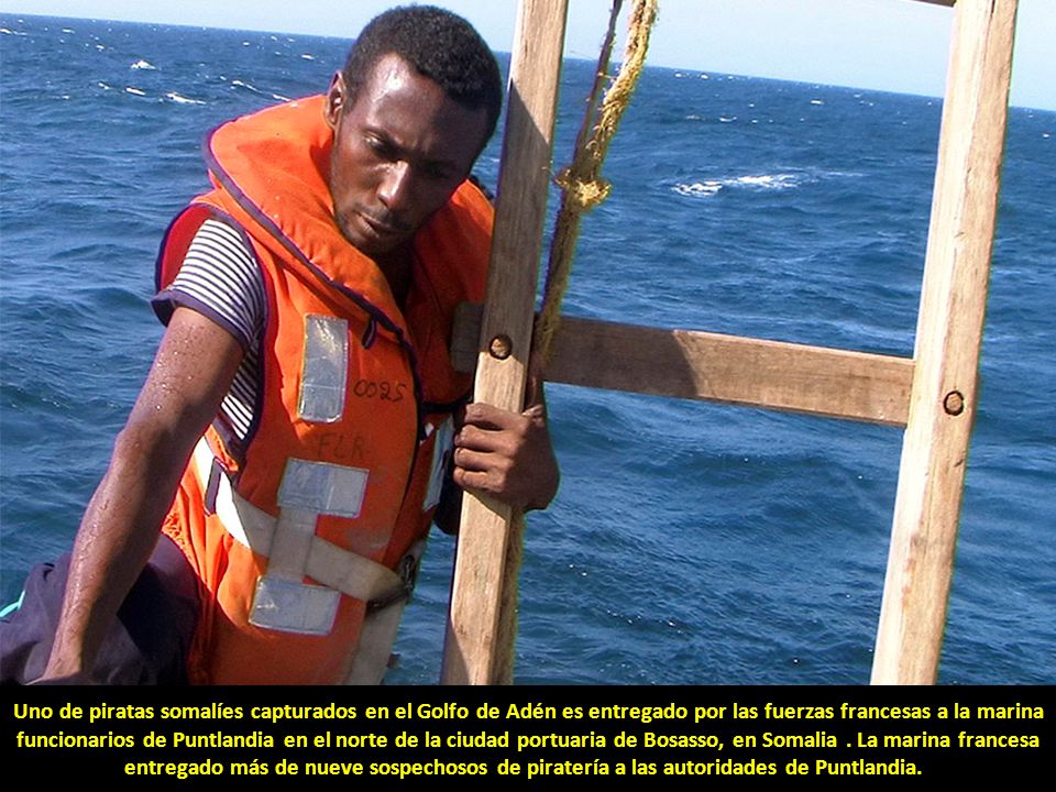 Uno de piratas somalíes capturados en el Golfo de Adén es entregado por las fuerzas francesas a la marina funcionarios de Puntlandia en el norte de la ciudad portuaria de Bosasso, en Somalia .
