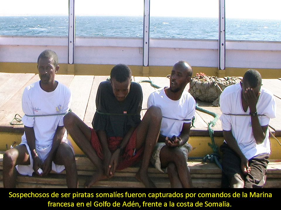 Sospechosos de ser piratas somalíes fueron capturados por comandos de la Marina francesa en el Golfo de Adén, frente a la costa de Somalia.