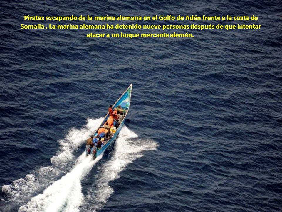 Piratas escapando de la marina alemana en el Golfo de Adén frente a la costa de Somalia .