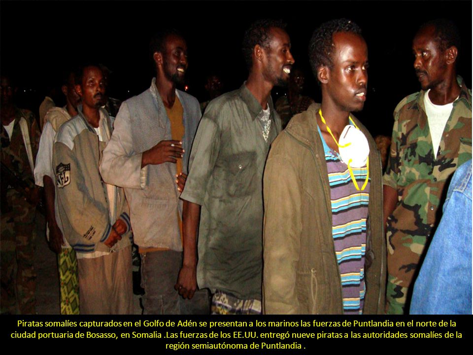 Piratas somalíes capturados en el Golfo de Adén se presentan a los marinos las fuerzas de Puntlandia en el norte de la ciudad portuaria de Bosasso, en Somalia .Las fuerzas de los EE.UU.
