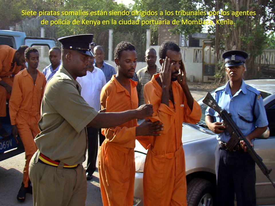 Siete piratas somalíes están siendo dirigidos a los tribunales por los agentes de policía de Kenya en la ciudad portuaria de Mombasa, Kenia.
