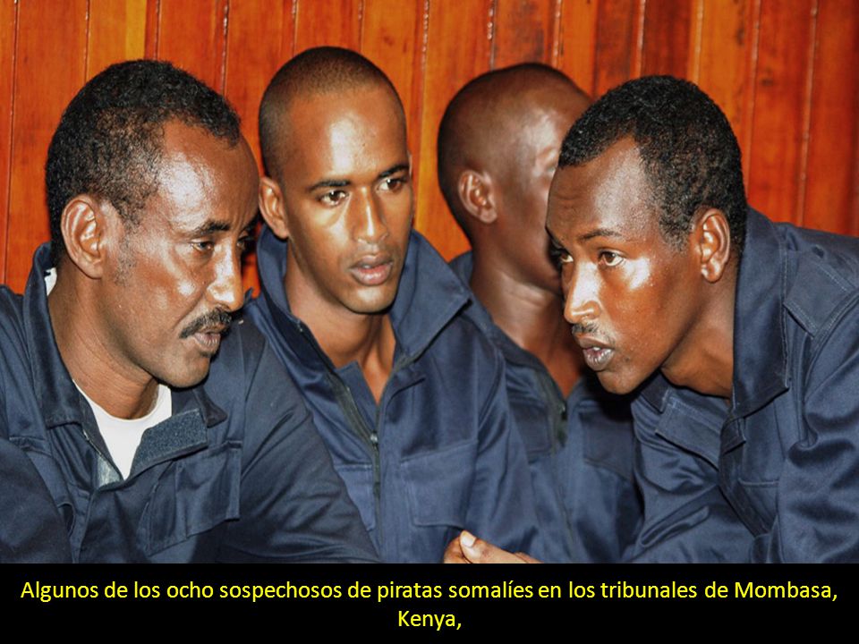 Algunos de los ocho sospechosos de piratas somalíes en los tribunales de Mombasa, Kenya,