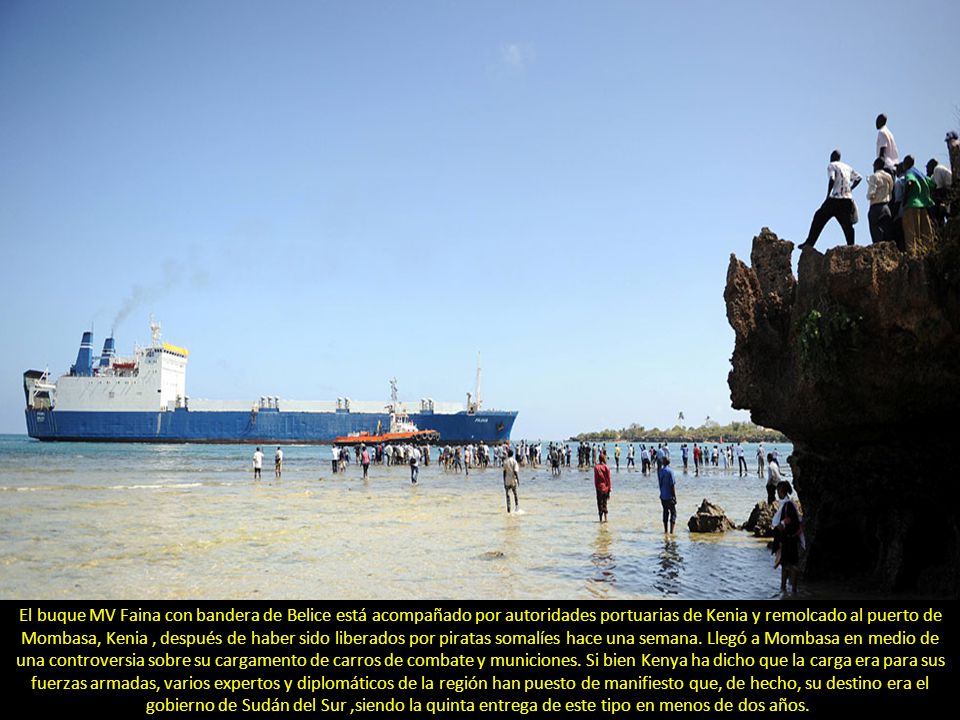 El buque MV Faina con bandera de Belice está acompañado por autoridades portuarias de Kenia y remolcado al puerto de Mombasa, Kenia , después de haber sido liberados por piratas somalíes hace una semana.