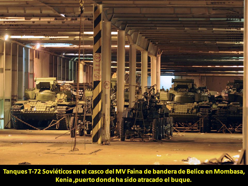 Tanques T-72 Soviéticos en el casco del MV Faina de bandera de Belice en Mombasa, Kenia ,puerto donde ha sido atracado el buque.