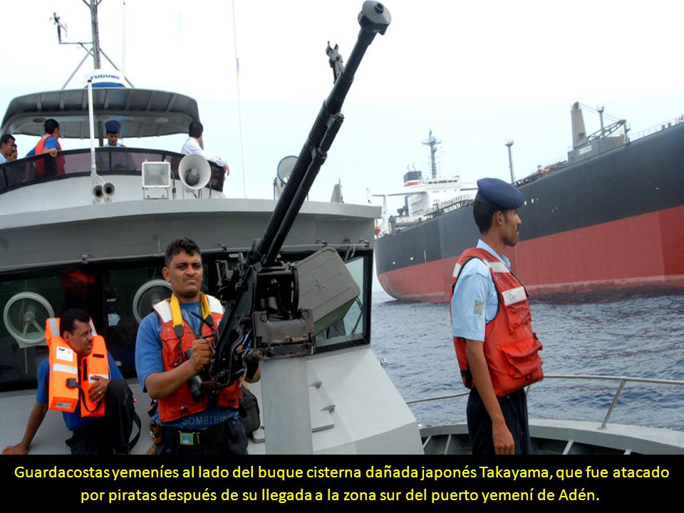 Guardacostas yemeníes al lado del buque cisterna dañada japonés Takayama, que fue atacado por piratas después de su llegada a la zona sur del puerto yemení de Adén.