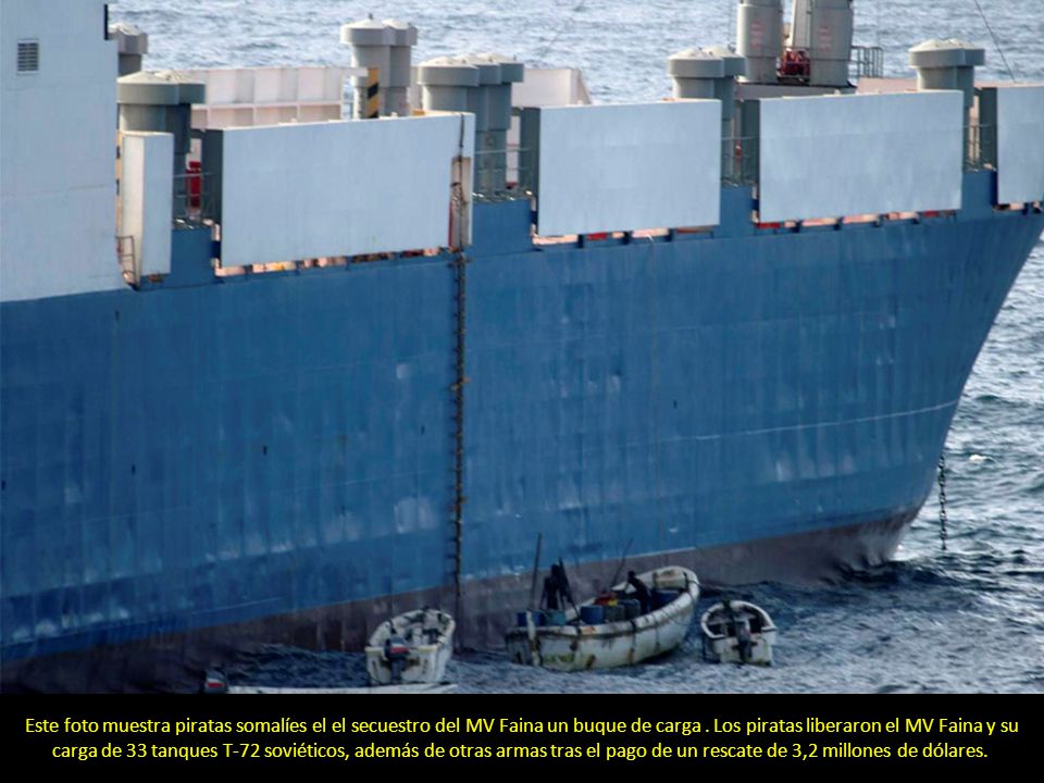 Este foto muestra piratas somalíes el el secuestro del MV Faina un buque de carga .