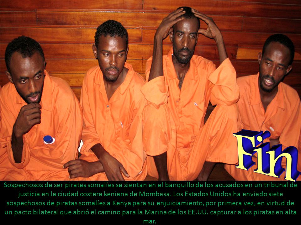 Sospechosos de ser piratas somalíes se sientan en el banquillo de los acusados en un tribunal de justicia en la ciudad costera keniana de Mombasa.