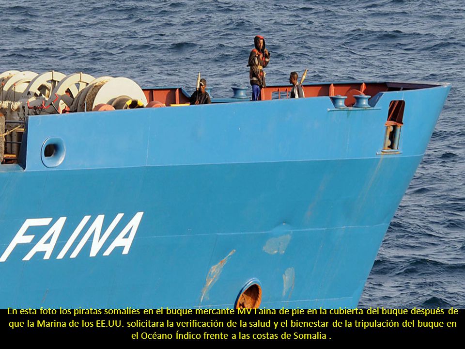 En esta foto los piratas somalíes en el buque mercante MV Faina de pie en la cubierta del buque después de que la Marina de los EE.UU.