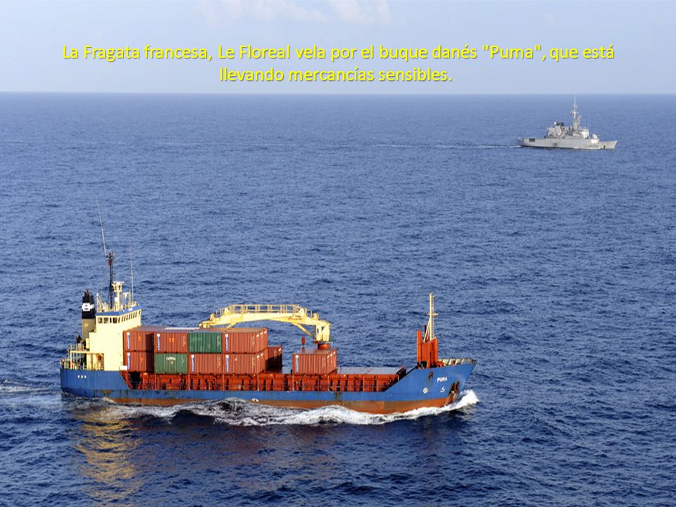 La Fragata francesa, Le Floreal vela por el buque danés Puma , que está llevando mercancías sensibles.