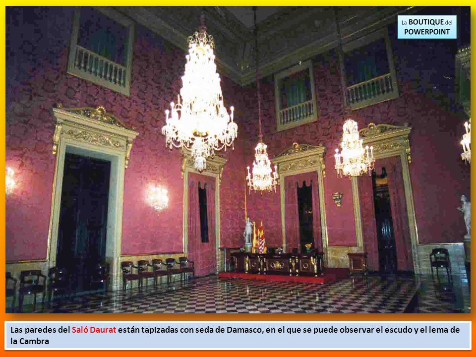 Las paredes del Saló Daurat están tapizadas con seda de Damasco, en el que se puede observar el escudo y el lema de la Cambra