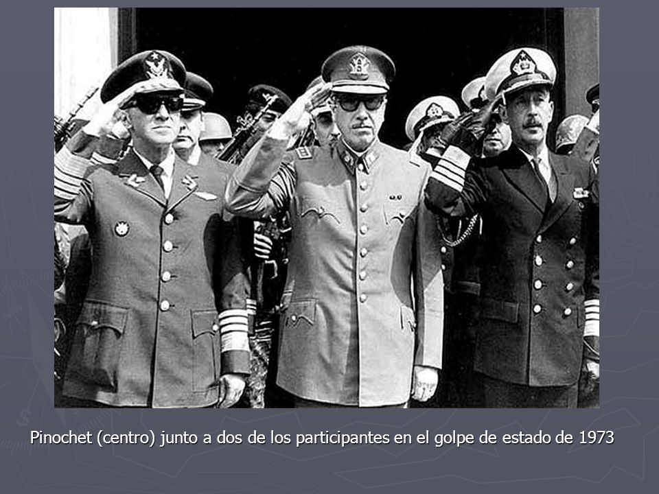 Pinochet (centro) junto a dos de los participantes en el golpe de estado de 1973