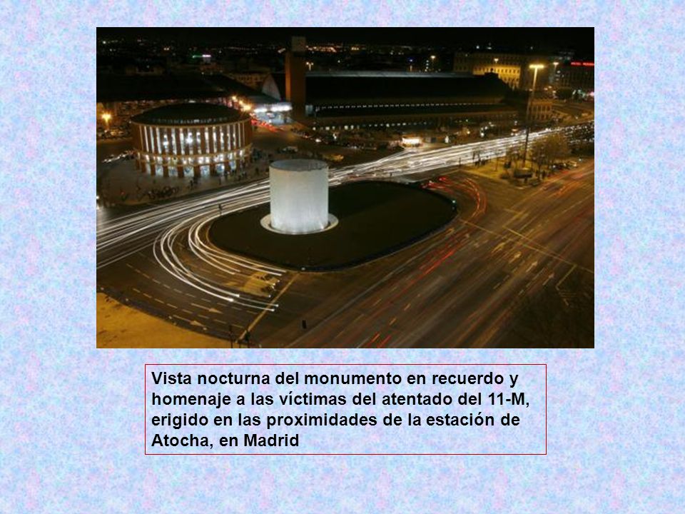 Vista nocturna del monumento en recuerdo y homenaje a las víctimas del atentado del 11-M, erigido en las proximidades de la estación de Atocha, en Madrid