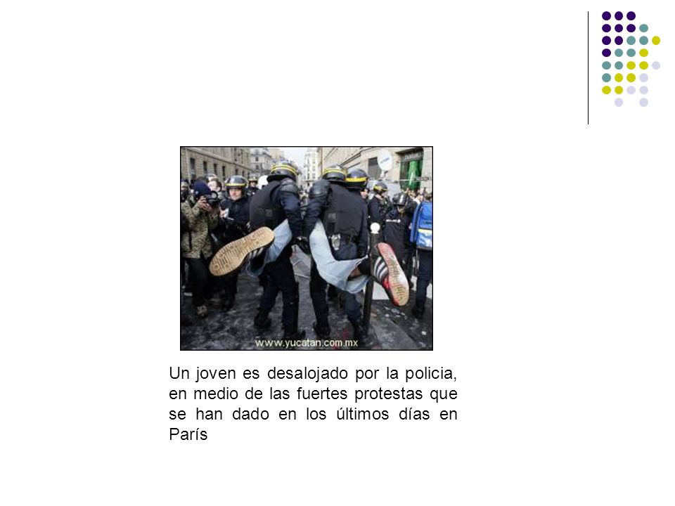 Un joven es desalojado por la policia, en medio de las fuertes protestas que se han dado en los últimos días en París
