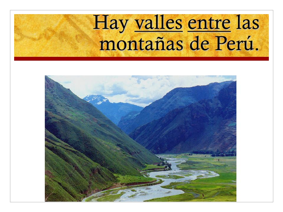 Hay valles entre las montañas de Perú.