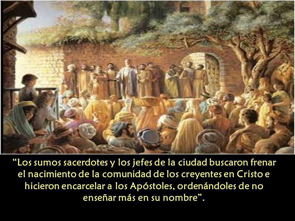 Los sumos sacerdotes y los jefes de la ciudad buscaron frenar el nacimiento de la comunidad de los creyentes en Cristo e hicieron encarcelar a los Apóstoles, ordenándoles de no enseñar más en su nombre .