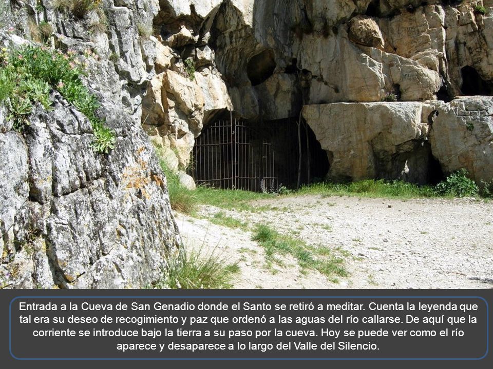 Entrada a la Cueva de San Genadio donde el Santo se retiró a meditar