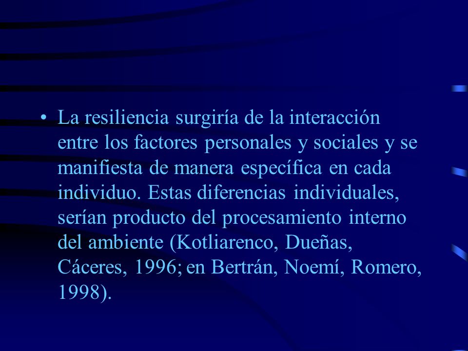 La resiliencia surgiría de la interacción entre los factores personales y sociales y se manifiesta de manera específica en cada individuo.