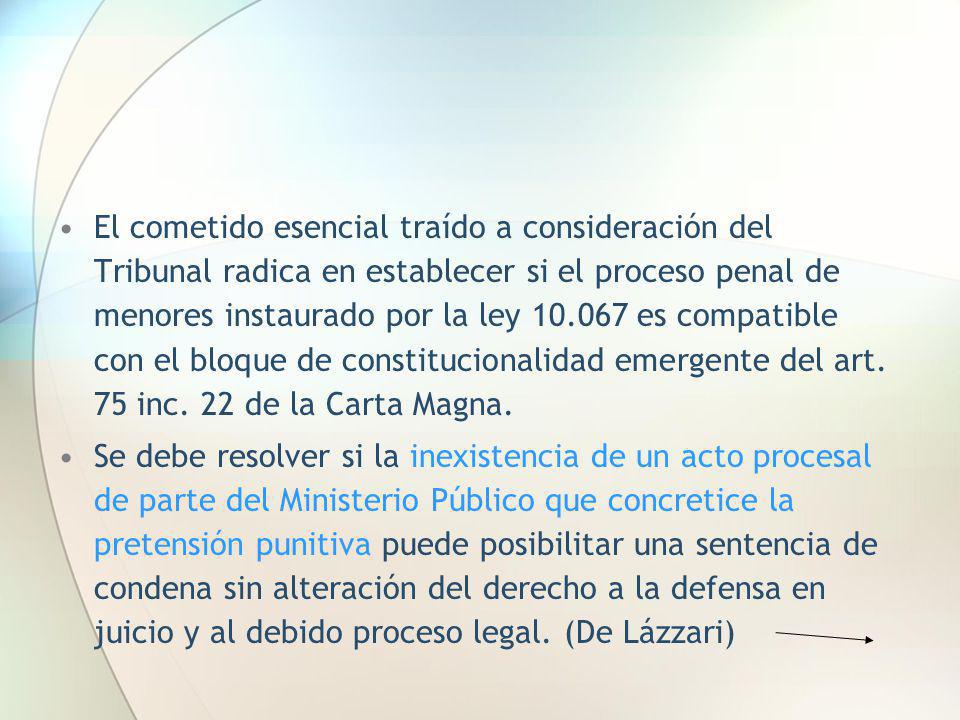 El cometido esencial traído a consideración del Tribunal radica en establecer si el proceso penal de menores instaurado por la ley es compatible con el bloque de constitucionalidad emergente del art. 75 inc. 22 de la Carta Magna.