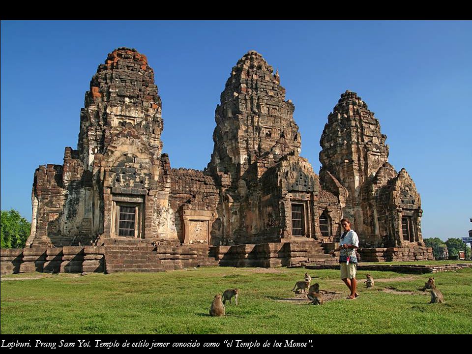 Lopburi. Prang Sam Yot. Templo de estilo jemer conocido como el Templo de los Monos .