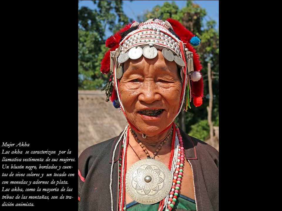 Mujer Akha Los akha se caracterizan por la. llamativa vestimenta de sus mujeres. Un blusón negro, bordados y cuen-