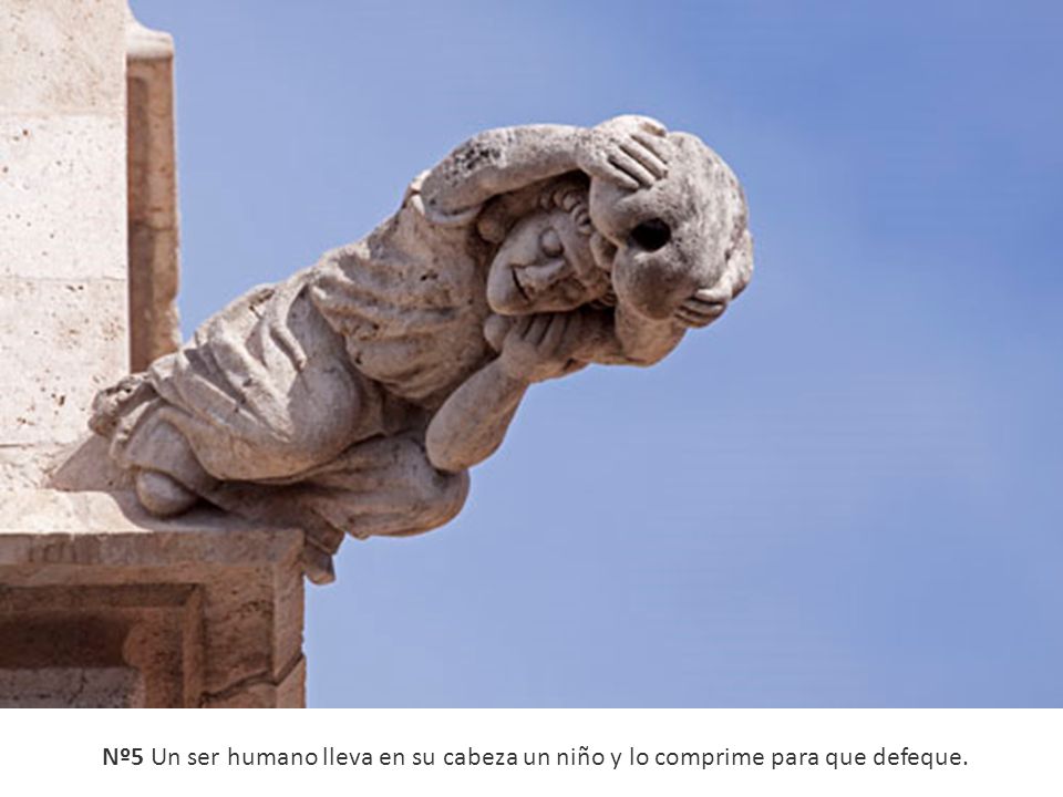 Nº5 Un ser humano lleva en su cabeza un niño y lo comprime para que defeque.
