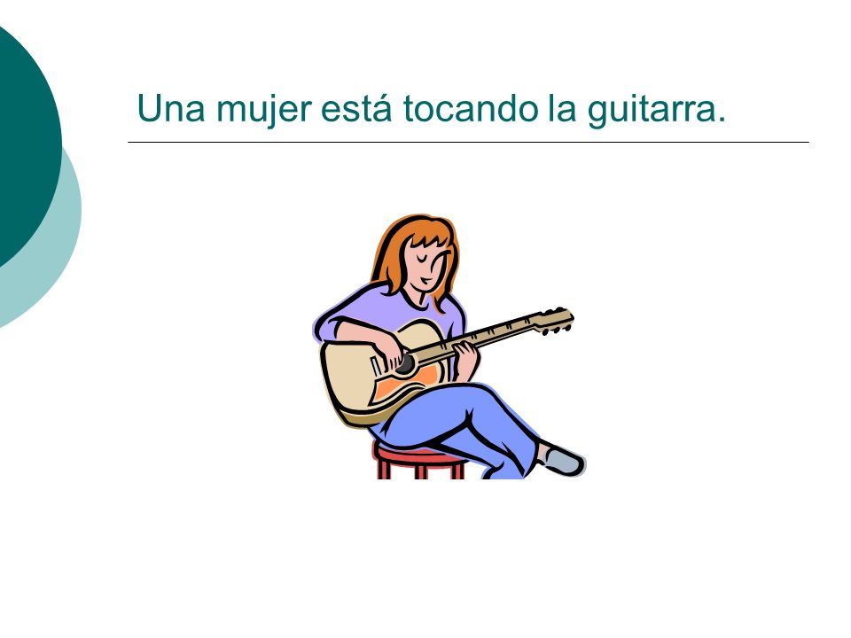 Una mujer está tocando la guitarra.