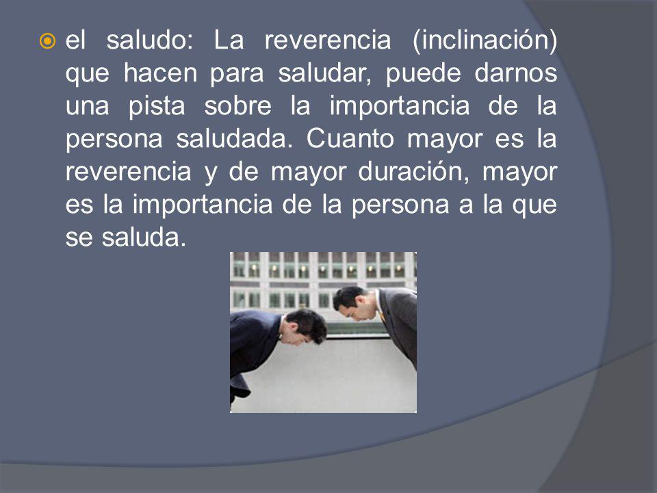 el saludo: La reverencia (inclinación) que hacen para saludar, puede darnos una pista sobre la importancia de la persona saludada.