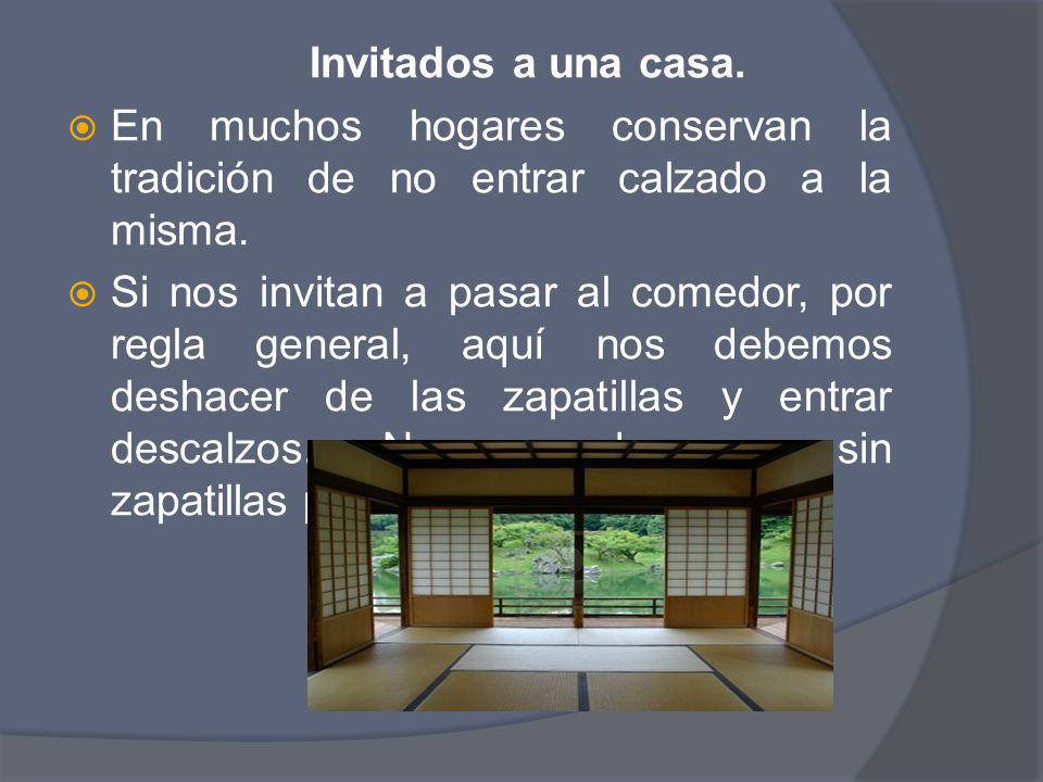 Invitados a una casa. En muchos hogares conservan la tradición de no entrar calzado a la misma.