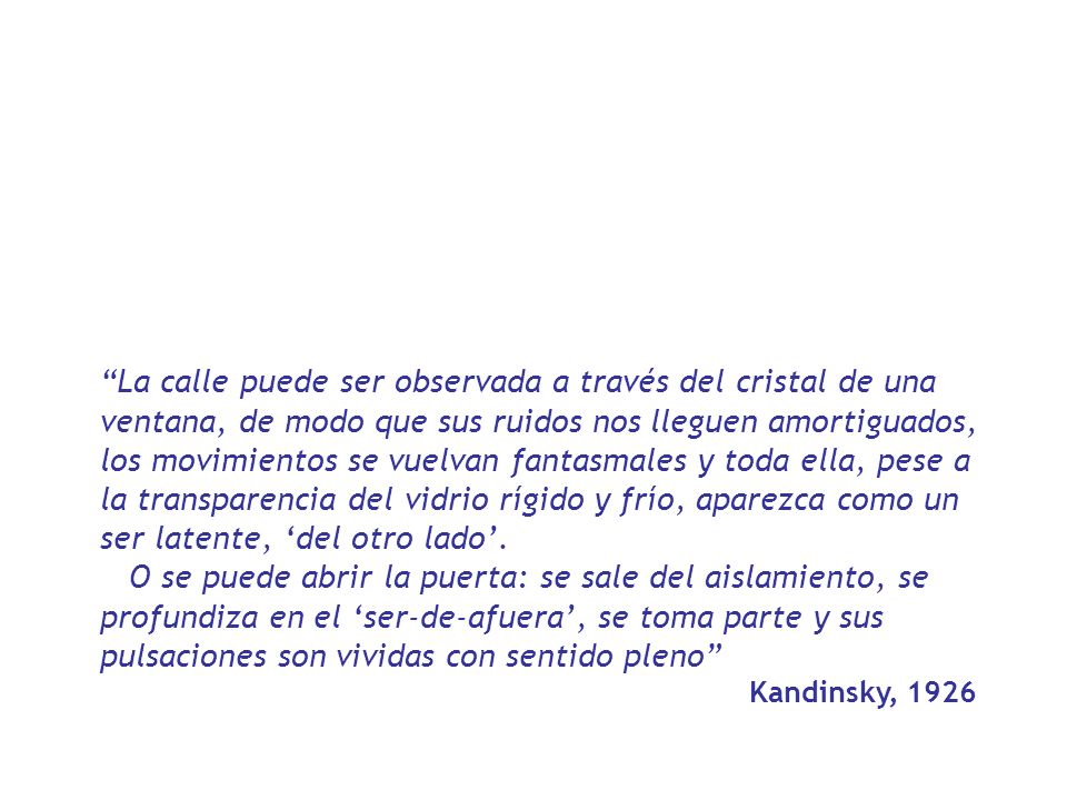 La calle puede ser observada a través del cristal de una ventana, de modo que sus ruidos nos lleguen amortiguados, los movimientos se vuelvan fantasmales y toda ella, pese a la transparencia del vidrio rígido y frío, aparezca como un ser latente, ‘del otro lado’.