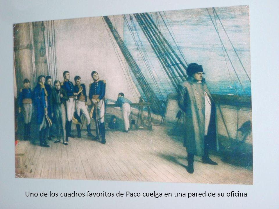Uno de los cuadros favoritos de Paco cuelga en una pared de su oficina