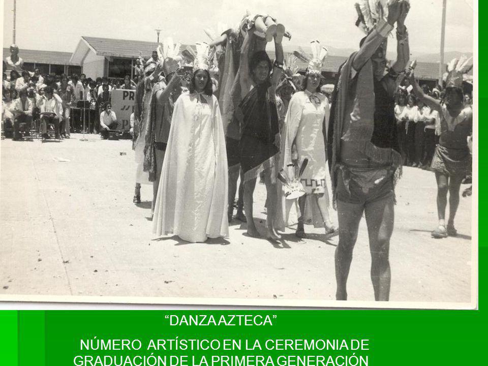 DANZA AZTECA NÚMERO ARTÍSTICO EN LA CEREMONIA DE GRADUACIÓN DE LA PRIMERA GENERACIÓN